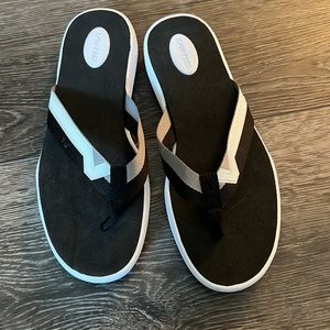 Brand new without tags vintage Vans flip flops.Never worn.